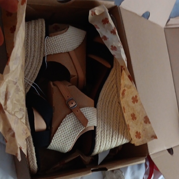 Lucky Brand NEW In Box  Tan and Black Espadrilles Shoes with Stylish Straps - Picture 7 of 9